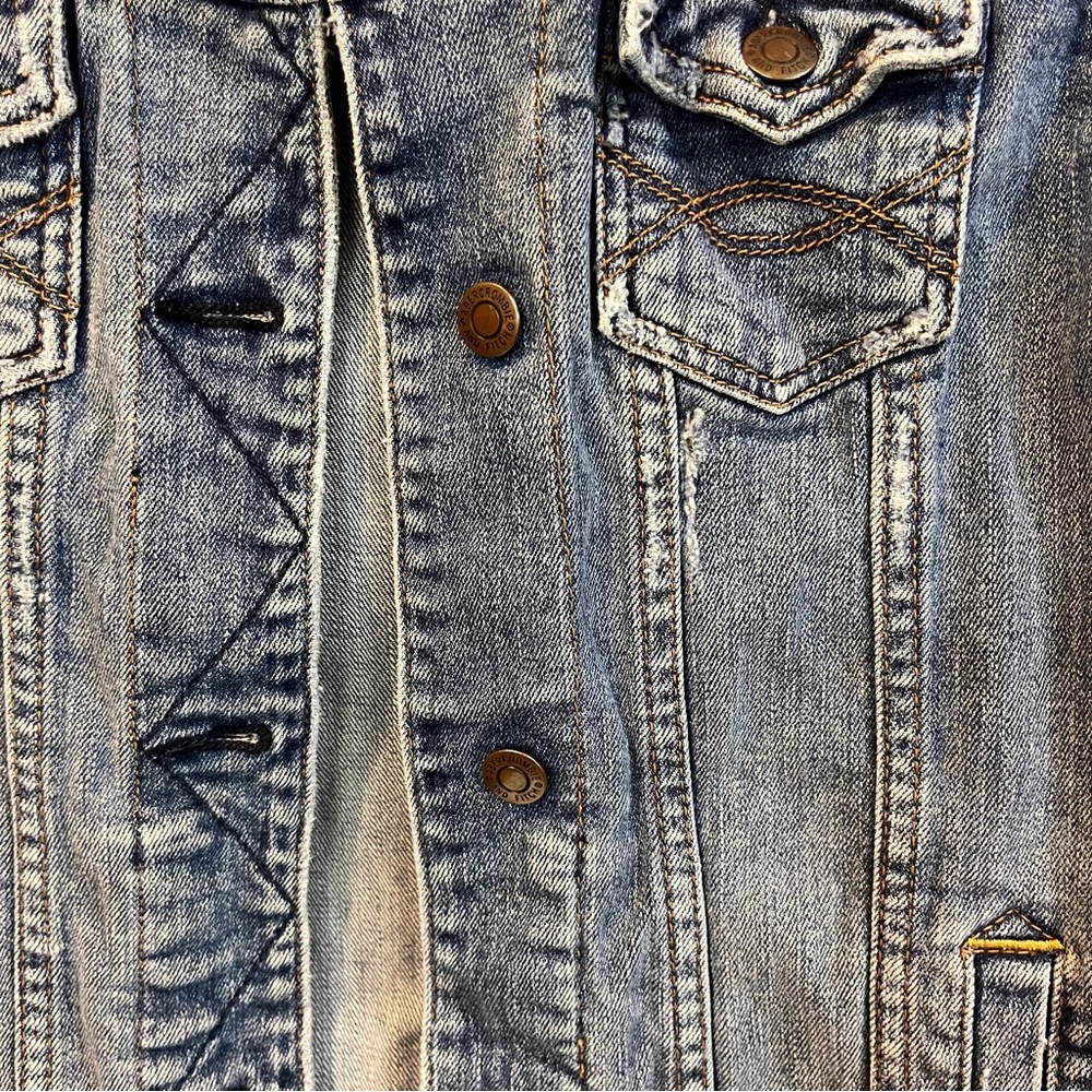 Abercrombie and Fitch Women’s distressed Jean Jacket - Picture 4 of 8